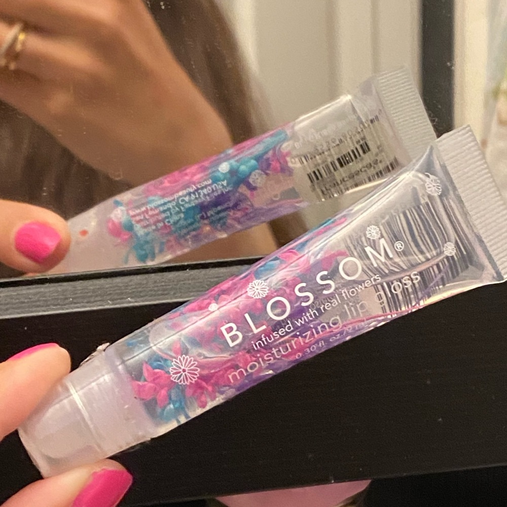 NWT Blossom Moisturizing clear Lip Gloss infused with real flowers - Raspberry - Picture 3 of 5
